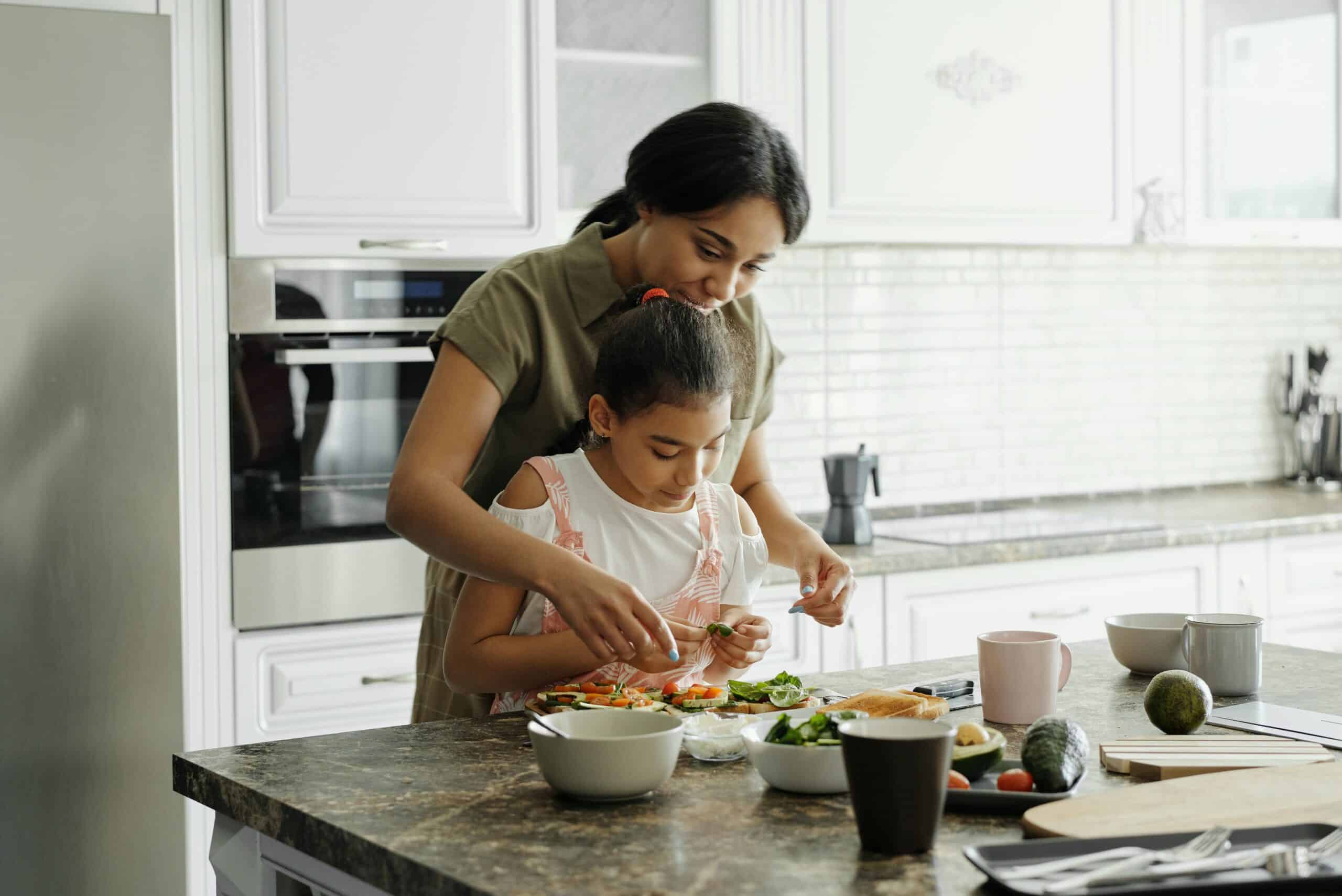 Ilustrasi 7 Langkah untuk Ngajak Anak Main di Dapur/Photo by August de Richelieu: https://www.pexels.com/photo/mother-and-daughter-preparing-avocado-toast-4259707/