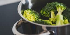 Ilustrasi Menguak Teknik Blanching Agar Sayuran Tetap Segar/Photo by Castorly Stock : https://www.pexels.com/photo/green-broccoli-in-stainless-steel-cooking-pot-3722585/