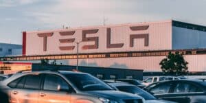 Ilustrasi Tesla/Photo by Craig Adderley: https://www.pexels.com/photo/cars-parked-in-front-of-company-building-2449452/