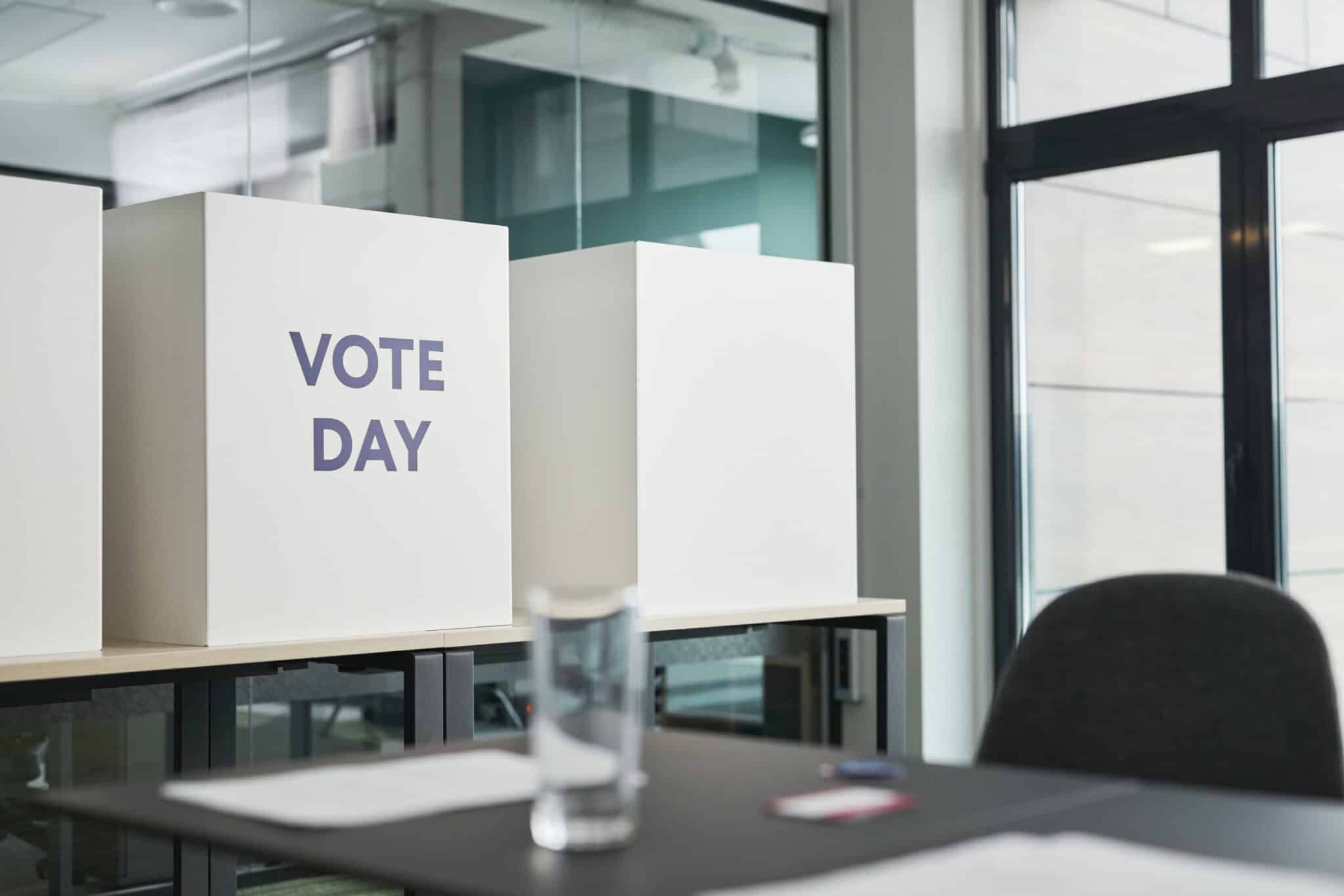 Ilustrasi bilik suara/Photo by Edmond Dantès: https://www.pexels.com/photo/big-boxes-with-a-sign-vote-day-standing-on-table-in-an-office-7103098/