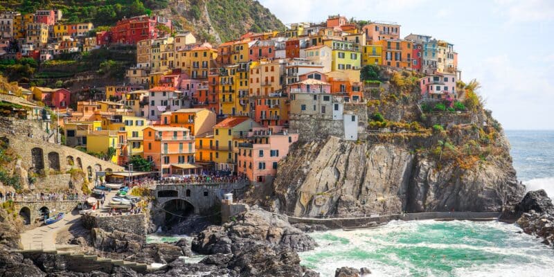 Cinque Terre dan 6 Pesona Pantai Warna-warni Italia yang Memesona