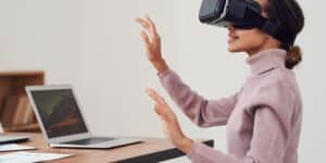 Ilustrasi Augmented Reality, Saat Dunia Nyata dan Maya Bersatu/Photo by fauxels: https://www.pexels.com/photo/woman-using-virtual-reality-goggles-3183164/