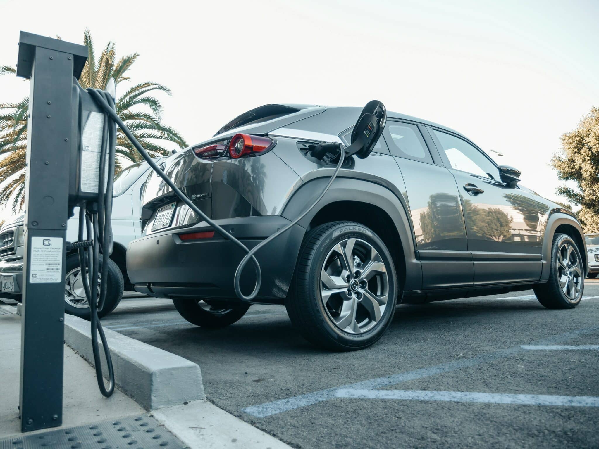 Ilustrasi mengisi daya mobil listrik/Photo by Kindel Media: https://www.pexels.com/photo/gray-electric-car-parked-on-a-charging-bay-9800006/