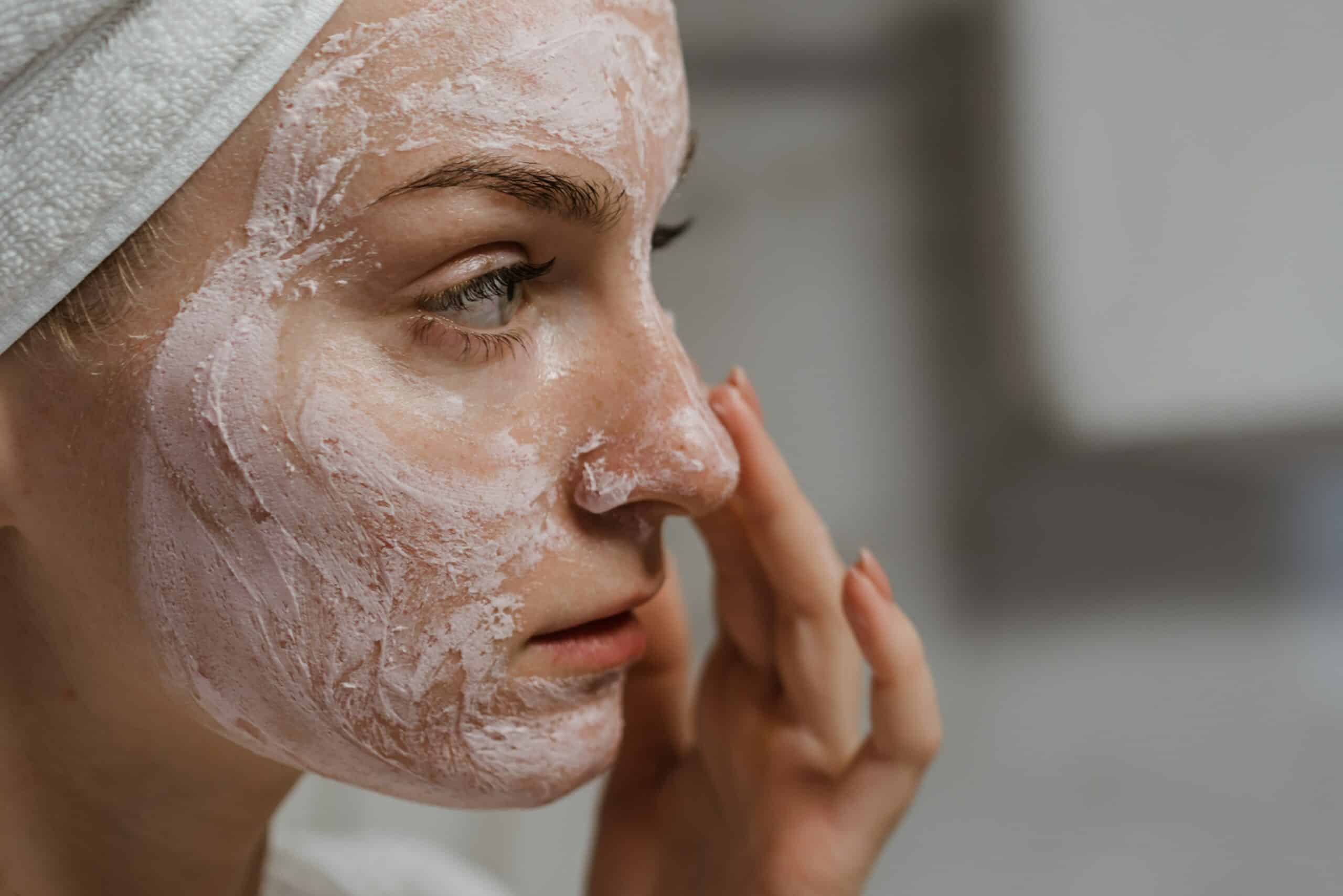 Ilustrasi Love Your Skin Day, Kulitmu Juga Perlu Dirayakan!/Photo by Polina Kovaleva: https://www.pexels.com/photo/close-up-photo-of-a-woman-applying-facial-cream-5927811/