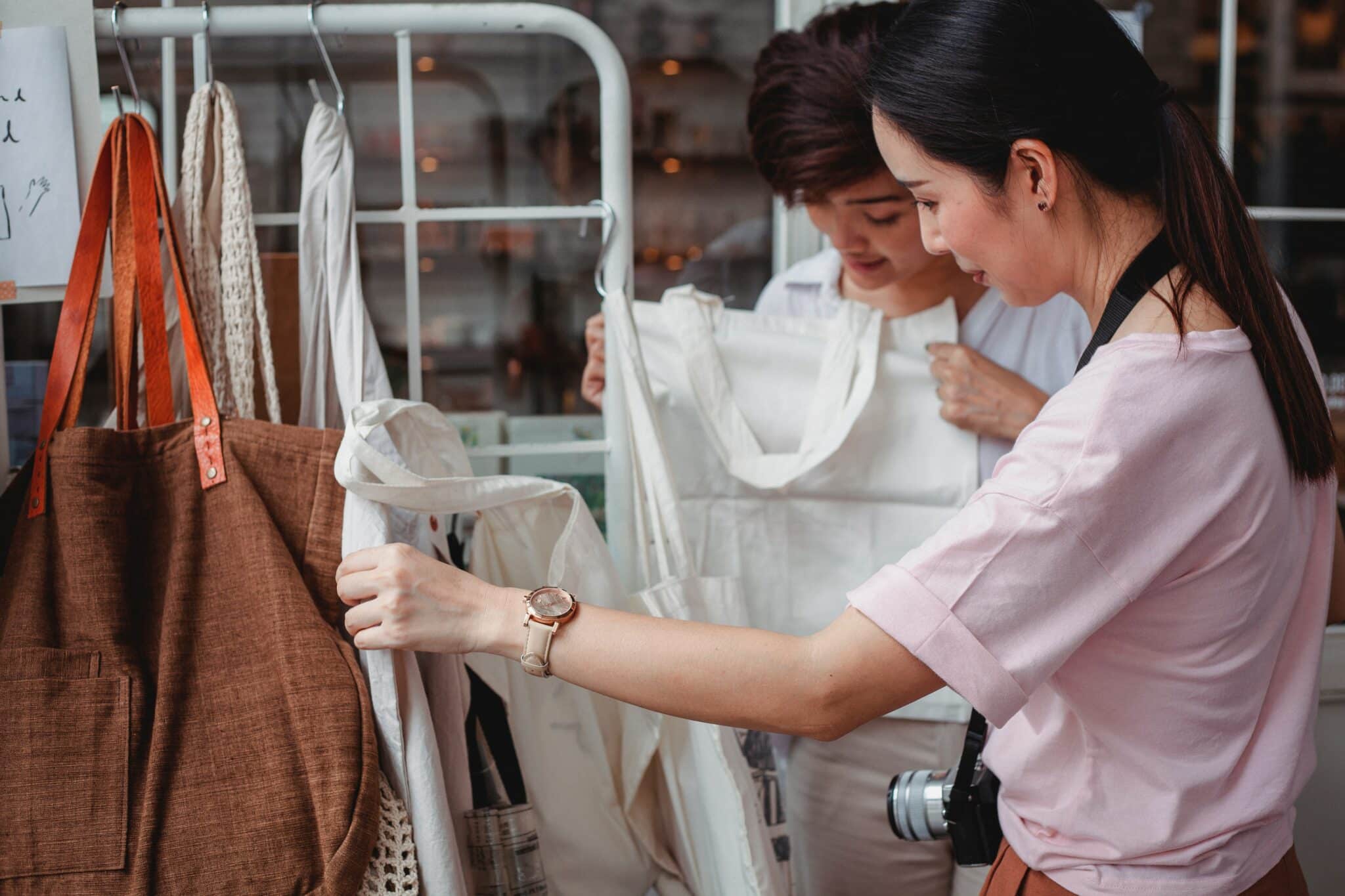 Ilustrasi Sustainable Fashion/Photo by Sam Lion: https://www.pexels.com/photo/trendy-young-asian-women-choosing-cotton-bags-in-fashion-boutique-5710151/