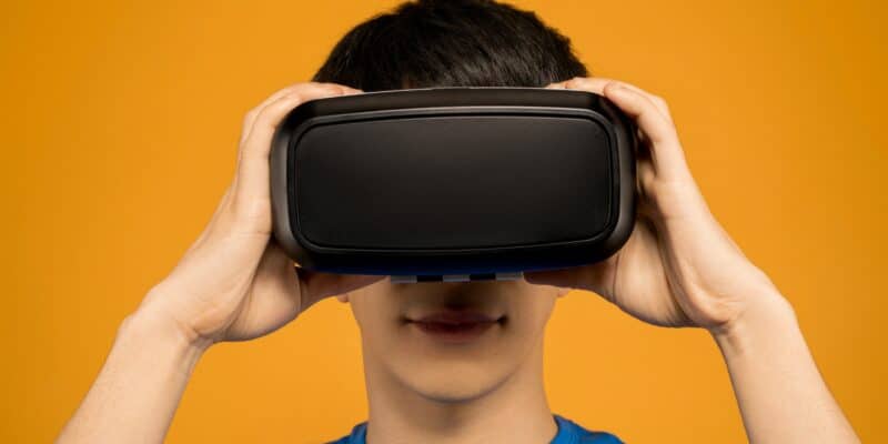 Yuk, Jelajah Dunia Virtual Pake VR! Penasaran ‘kan Gimana Rasanya?