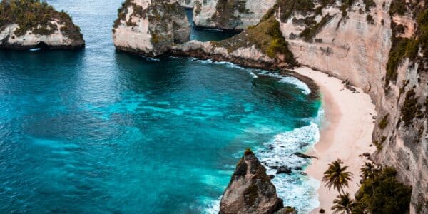 Singkap 10 Keindahan Pantai Atuh di Nusa Penida, Kesini Yuk!