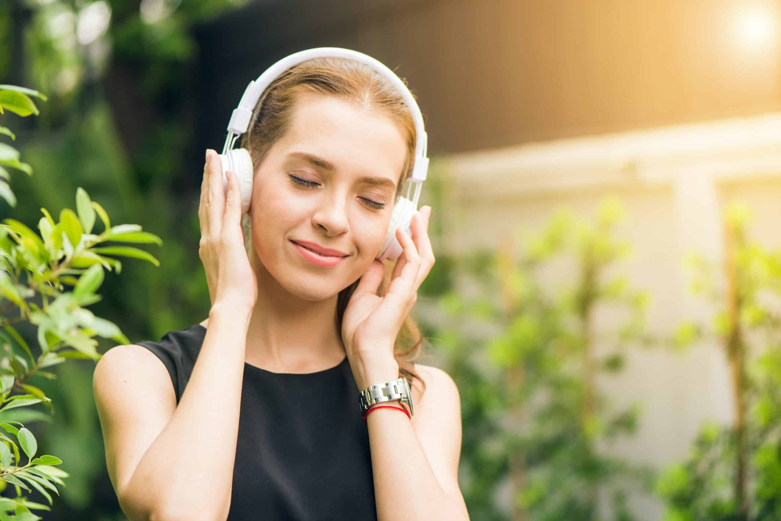 Ilustrasi Platform Musik Streaming: Dengar Jutaan Lagu dengan Sekali Klik!/Photo by Tirachard Kumtanom: https://www.pexels.com/photo/woman-wearing-black-sleeveless-dress-holding-white-headphone-at-daytime-1001850/