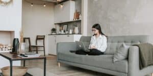 Ilustrasi Hidup Minimalis: Tentang Keseimbangan dan Ketenangan/Photo by Vlada Karpovich: https://www.pexels.com/photo/woman-sitting-on-a-sofa-while-working-with-laptop-4050293/