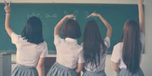 Ilustrasi Sahabat/Photo by 周 康: https://www.pexels.com/photo/photo-of-four-girls-wearing-school-uniform-doing-hand-signs-710743/