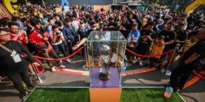Panitia penyelenggaraan Piala Dunia U-17 FIFA menggelar Trophy Experience di Cikapayang Dago Park, Bandung, Jawa Barat, pada Minggu (22/10/2023). Foto: PSSI