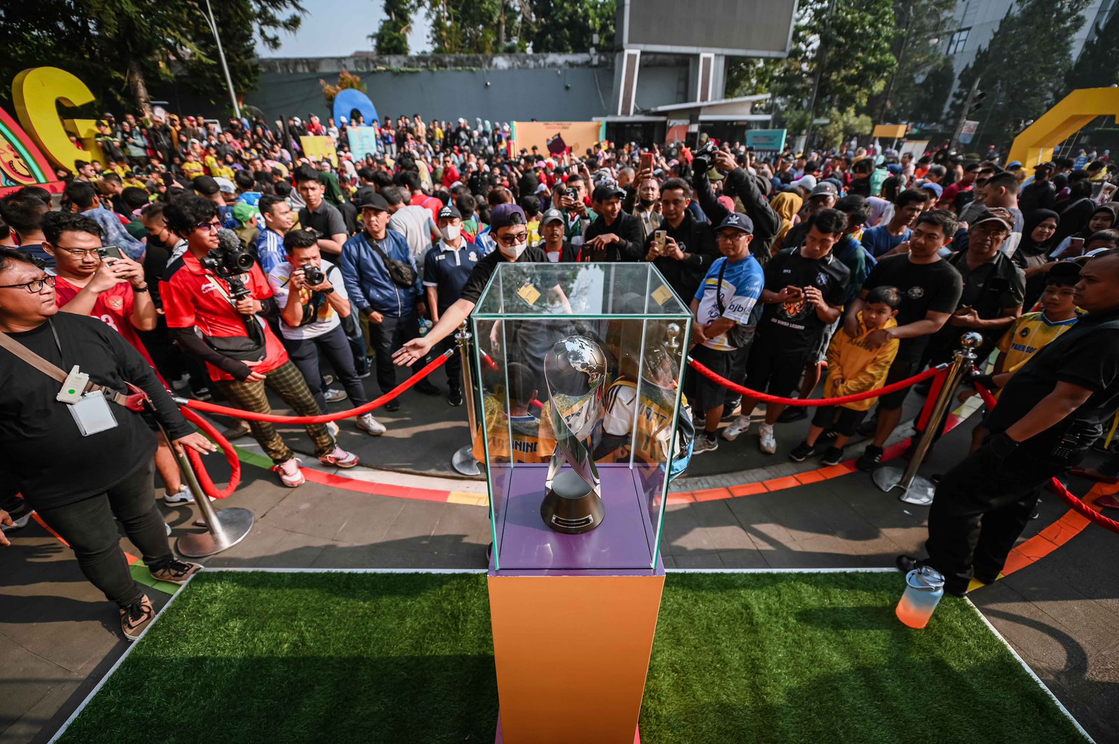 Panitia penyelenggaraan Piala Dunia U-17 FIFA menggelar Trophy Experience di Cikapayang Dago Park, Bandung, Jawa Barat, pada Minggu (22/10/2023). Foto: PSSI
