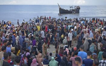Pengungsi Rohingya di salah satu pantai Aceh, belum lama ini. Foto: Ist