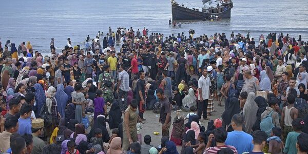 Pengungsi Rohingya di salah satu pantai Aceh, belum lama ini. Foto: Ist