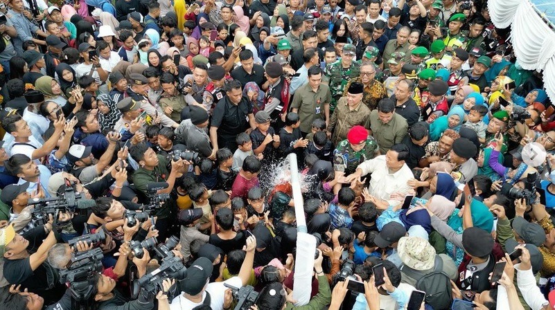 Menteri Pertahanan RI Prabowo Subianto disambut antusias oleh ribuan warga saat meresmikan 9 titik air bersih di Desa Karanganyar, Jampang Kulon, Kabupaten Sukabumi, Jawa Barat, Sabtu (30/12/2023). Foto: Kemhan