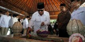 Calon presiden nomor urut 2 Prabowo Subianto ziarah ke Makam Presiden Ke-1 RI Soekarno di Blitar, Jawa Timur, Minggu (17/12/2023). Foto: ANTARA