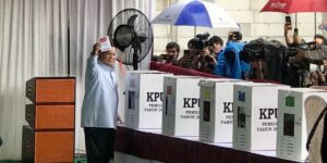 Capres nomor urut 2 Prabowo Subianto menunjukkan surat suara yang telah dia coblos di TPS 033 Bojong Koneng, Kabupaten Bogor, Jawa Barat, Rabu (14/2/2024). (ANTARA/Genta Tenri Mawangi)