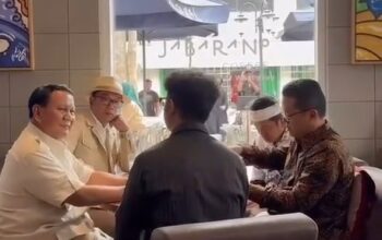Capres RI 2024 Prabowo Subianto berbincang bersama Wakil Ketua Umum Golkar Bidang Penggalangan Pemilih dan Wakil Ketua Dewan Pembina Partai Gerindra Dedy Mulyani, di Jabarano Coffee Braga Bandung, Jawa Barat, belum lama ini. Foto: IG ridwankamil
