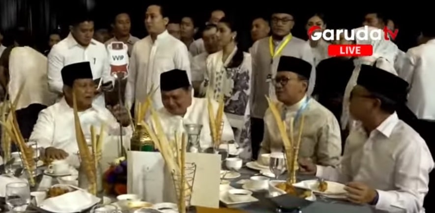 Presiden RI terpilih periode 2024-2029 Prabowo Subianto dan elite partai politik di acara silaturahmi dan buka puasa bersama TKN di Jakarta, Senin (25/3/2024). Foto: Garuda TV