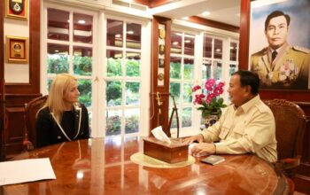 Menteri Pertahanan RI Prabowo Subianto berbincang dengan Duta Besar Serbia untuk Indonesia H.E. Mrs. Marija Boskovic di Ruang Kerja Menhan, Jakarta, Rabu (21/2/2024). Foto Kemhan
