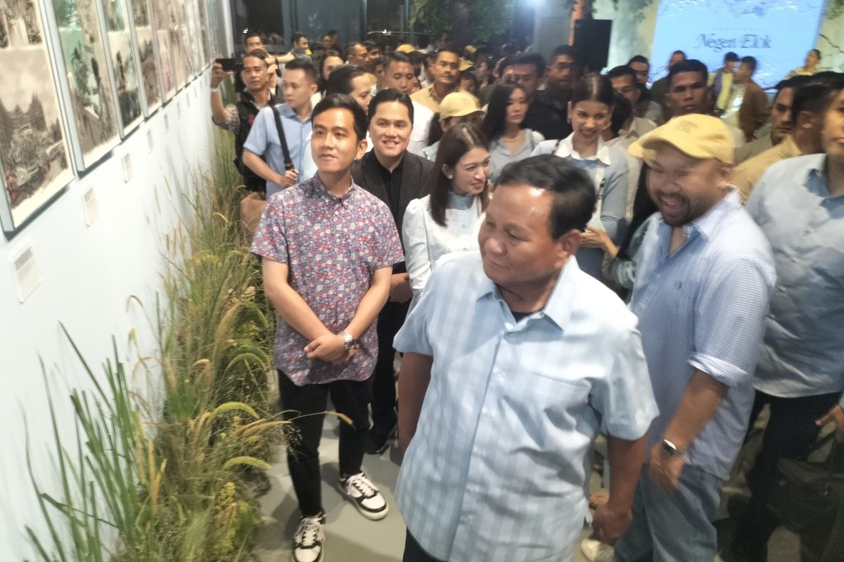 Calon Presiden Prabowo Subianto dan Calon Wakil Presiden Gibran Rakabuming Raka saat melihat lukisan di The Brickhall Fatmawati Jakarta Selatan, Sabtu (3/2/2024) (ANTARA/WALDA)