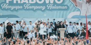 Calon presiden nomor urut 2, Prabowo Subianto menyapa puluhan ribu masyarakat Sulawesi Utara dalam kunjungannya ke Langowan, Kabupaten Minahasa, Sulawesi Utara, Senin (5/2/3034). Foto: Ist
