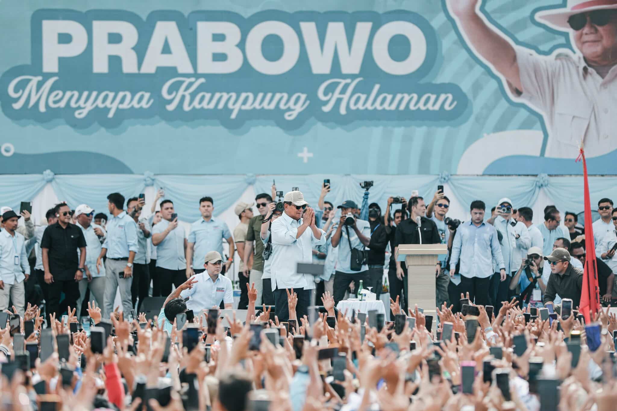 Calon presiden nomor urut 2, Prabowo Subianto menyapa puluhan ribu masyarakat Sulawesi Utara dalam kunjungannya ke Langowan, Kabupaten Minahasa, Sulawesi Utara, Senin (5/2/3034). Foto: Ist
