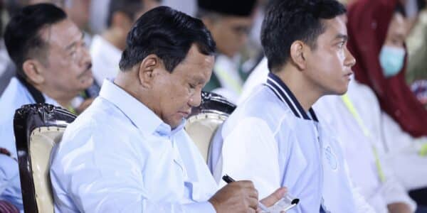 Relawan Prabowo-Gibran Bagikan 500 Susu UHT Kepada Warga Rusun Klender Jaktim