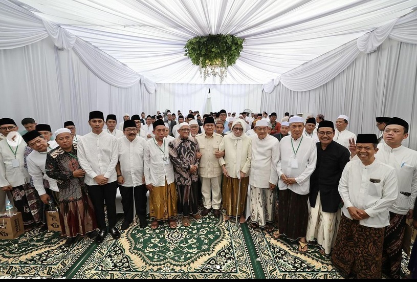 Calon Presiden RI periode 2024-2029 Prabowo Subianto berkumpul bersama 68 kiai dari daerah Pantura Jawa Timur pada akhir pekan lalu. Foto: IG prabowo