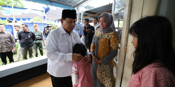 Prabowo Kunjungi Keluarga Para Perwira Korban Jatuhnya Pesawat TNI AU