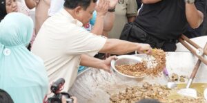 Calon Presiden RI periode 2024-2029 mengaduk makanan koki Bobon Santosa, di Kelurahan Kalibaru, Kecamatan Cilincing, Jakarta Utara, Sabtu (12/2023). Foto: IG prabowo