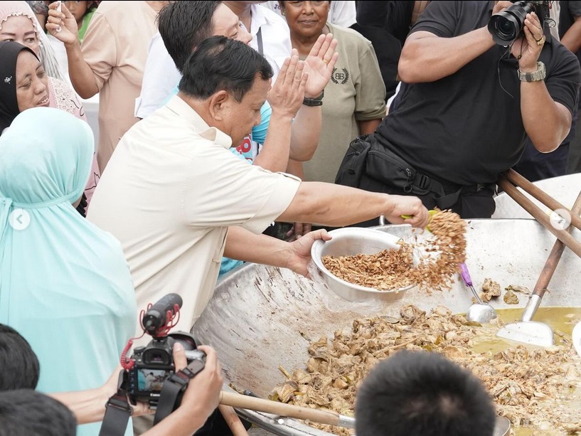Calon Presiden RI periode 2024-2029 mengaduk makanan koki Bobon Santosa, di Kelurahan Kalibaru, Kecamatan Cilincing, Jakarta Utara, Sabtu (12/2023). Foto: IG prabowo