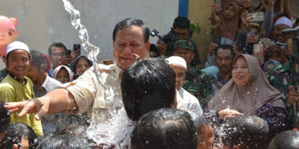 Menteri Pertahanan RI yang juga Calon Presiden RI periode 2024-2029 Prabowo Subianto secara serentak meresmikan 12 titik air bersih di 5 kecamatan di Pamekasan Madura Jawa Timur, Minggu (26/11/2023). Foto: Kemhan