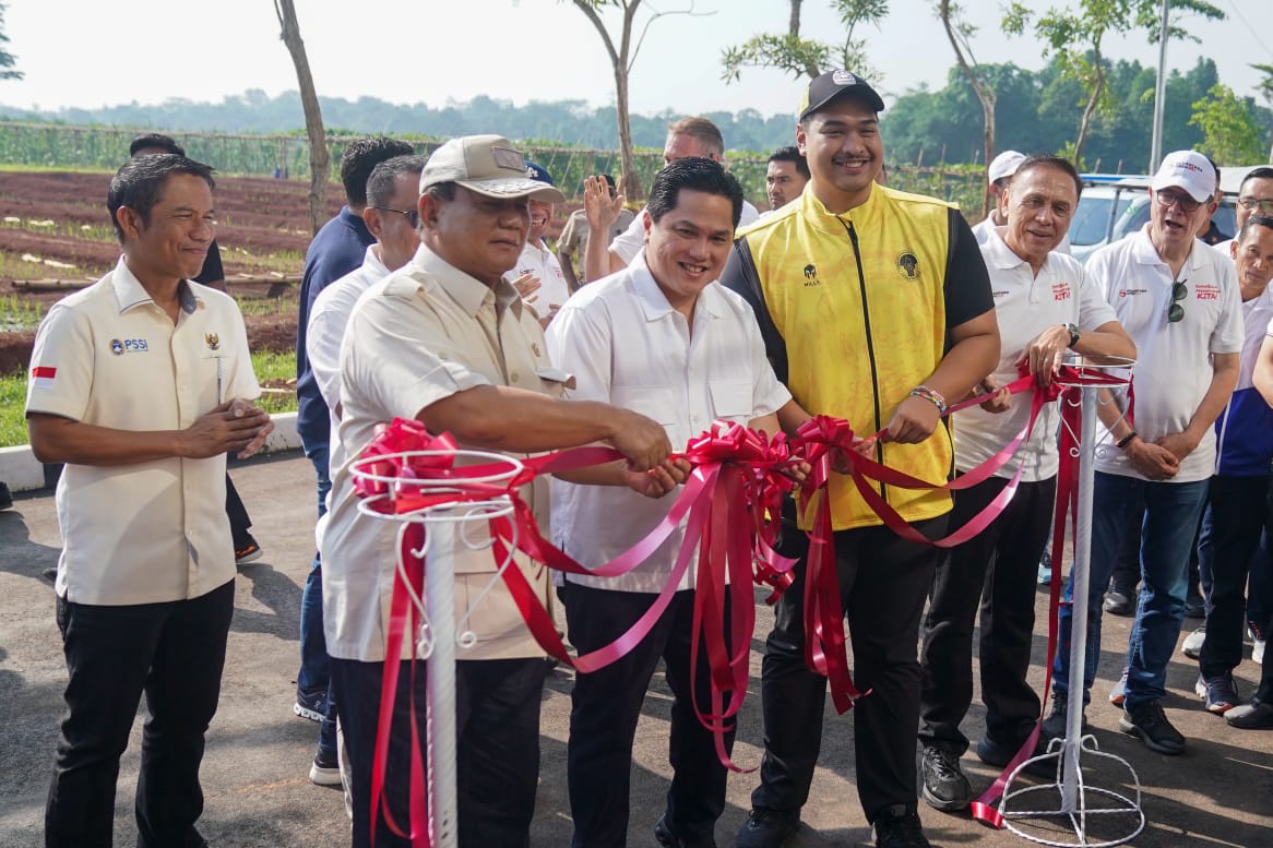 Calon Presiden RI Prabowo Subianto meresmikan turnamen sepak bola Nusantara Open U-17 di gelanggang sepak bola Akademi Garudayaksa, Bekasi, Jawa Barat, Kamis (14/12/2023). Foto: Kemenpora