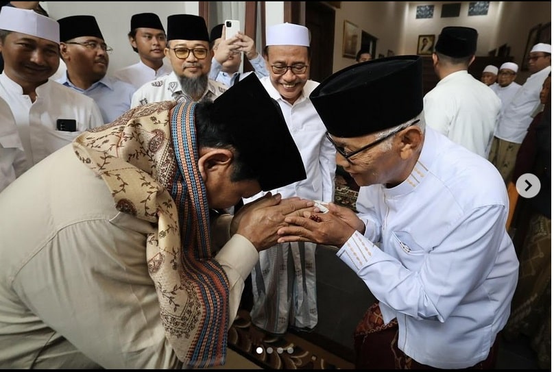 Calon presiden nomor urut 2 Prabowo Subianto bersalaman dengan pemimpin Pondok Pesantren Zainul Hasan Genggong Probolinggo, Jawa Timur, pekan ini. Foto: IG prabowo