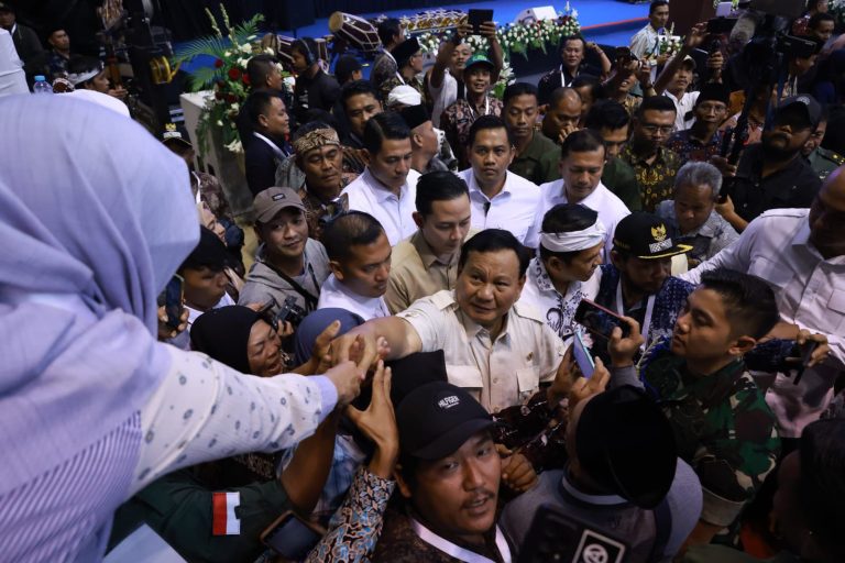 Capres 2024 Prabowo Subianto bersalaman dengan masyarakat dalam sebuah acara di Bandung, Jawa Barat, pekan ini. Foto: Kemhan