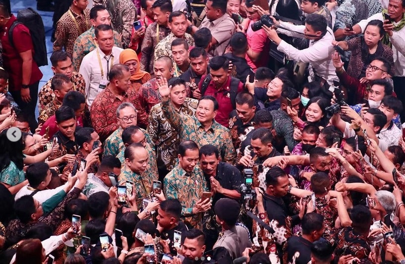 Capres 2024 Prabowo Subianto bersama warga Surabaya, Jawa Timur. Foto: IG prabowo