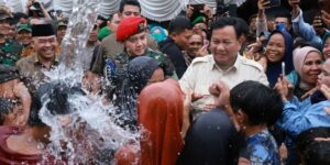Menteri Pertahanan RI Prabowo Subianto berdialog dengan warga, seusai meresmikan 9 titik air bersih di Desa Karanganyar, Jampang Kulon, Kabupaten Sukabumi, Jawa Barat, Sabtu (30/12/2023). Foto: Kemhan