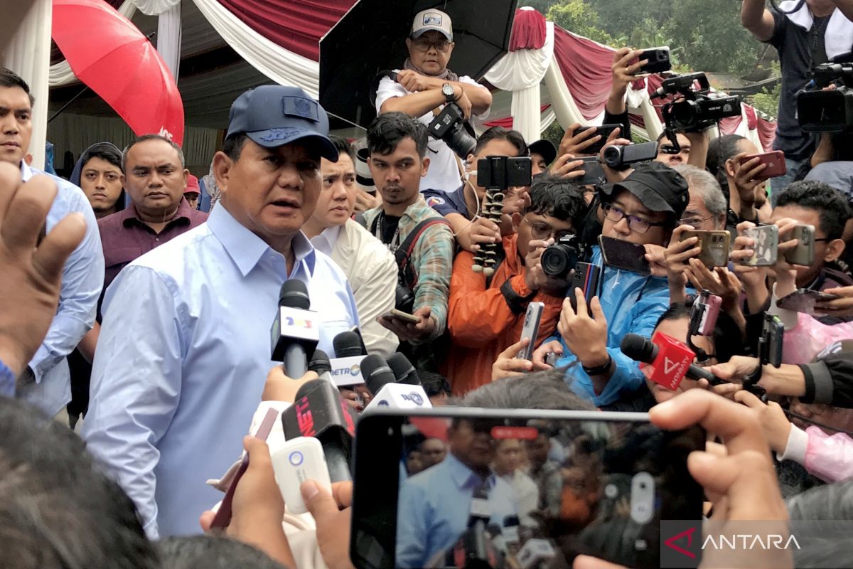 Capres nomor urut 2 Prabowo Subianto berbicara di hadapan media selepas memberikan suaranya di TPS 033 Bojong Koneng, Kabupaten Bogor, Jawa Barat, Rabu (14/2/2024). ANTARA/Genta Tenri Mawangi.