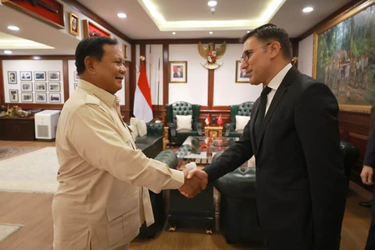 Menteri Pertahanan RI Prabowo Subianto menerima Duta Besar Turki untuk Indonesia, H.E. Mr. Talip Kucukcan di Ruang Kerja Menhan, Rabu (21/2/2024). Foto: Kemhan