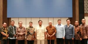 Capres 2024 Prabowo Subianto dan jajaran TKN berfoto bersama dengan pengurus Presidium Konferensi Waligereja Indonesia, di Jakarta, Jumat (26/1/2024). Foto: FB Prabowo Subianto