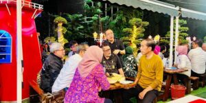 Presiden Joko Widodo (kanan) berbincang dengan para pemimpin redaksi media massa di Indonesia.