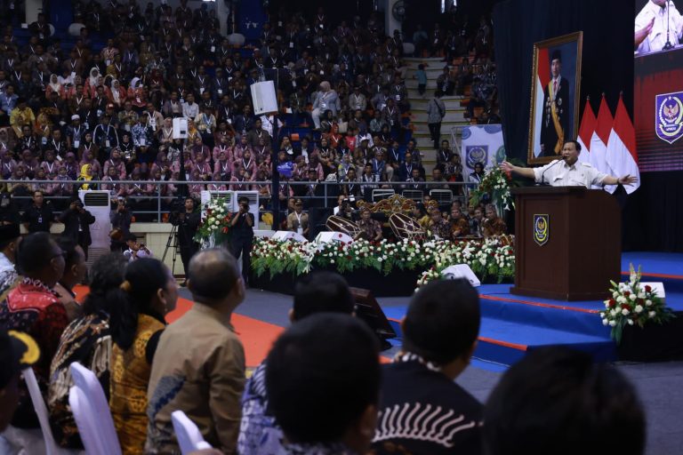 Menteri Pertahanan Prabowo Subianto yang juga calon presiden RI periode 2024-2029 menjadi Keynote Speaker pada acara Rapat Koordinasi Daerah Asosiasi Pemerintah Desa Seluruh Indonesia (Rakorda APDESI ) wilayah Jawa Barat di GOR Citra Arena, Bandung, Jawa Barat, pada Kamis (23/11/2023). Foto: Kemhan