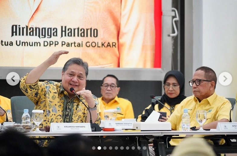 Ketua Umum Partai Golkar Airlangga Hartarto memimpin Rapet Pleno yang dihadiri oleh seluruh pengurus partai beringin di kantor DPP Partai Golkar, Slipi, Jakarta Barat, Rabu (18/Oktober/2023) malam. Foto: golkar.indonesia