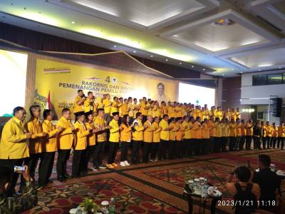 Foto Pengurus partai golkar barbaris dengang pakaian warna kuning 