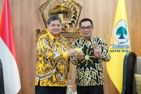 Ketua Umum Partai Golkar Airlangga Hartarto dan Wakil Ketua Umum Bidang Penggalangan Pemilih Ridwan Kamil 