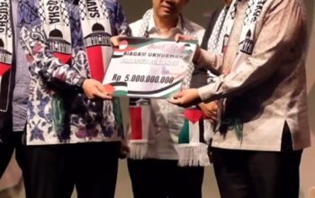 Ketua TKN Koalisi Indonesia Maju Rosan Roeslani menyerahkan bantuan pribadi Calon Presiden Prabowo Subianto senilai Rp5 miliar kepada rakyat Palestina melalui IRelief, dalam acara dialog keumatan “We Love Palestine”, di Jakarta, awal bulan ini. Foto: IG rosanroeslani