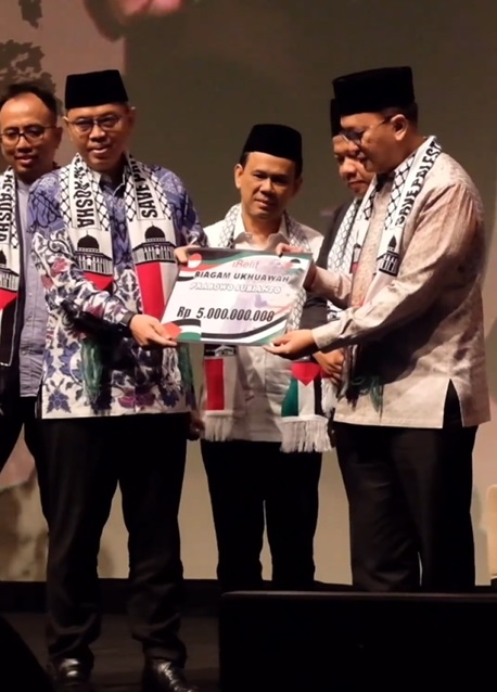 Ketua TKN Koalisi Indonesia Maju Rosan Roeslani menyerahkan bantuan pribadi Calon Presiden Prabowo Subianto senilai Rp5 miliar kepada rakyat Palestina melalui IRelief, dalam acara dialog keumatan “We Love Palestine”, di Jakarta, awal bulan ini. Foto: IG rosanroeslani