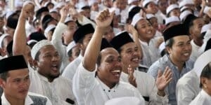 Para santri di Pondok Pesantren Zainul Hasan Genggong Probolinggo, Jawa Timur, Selasa (2/1/2024), antusias mendengarkan pidato Capres Prabowo Subianto. Foto: IG prabowo
