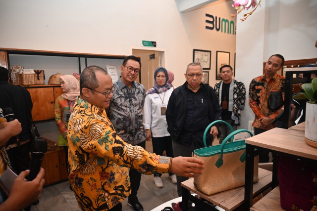 Wakil Ketua Komisi VI DPR RI dari Fraksi Golkar Sarmuji mengunjungi produk UMKM di Rumah BUMN Surabaya, Jawa Timur, pekan ini. Foto: DPR RI/Anne/nr